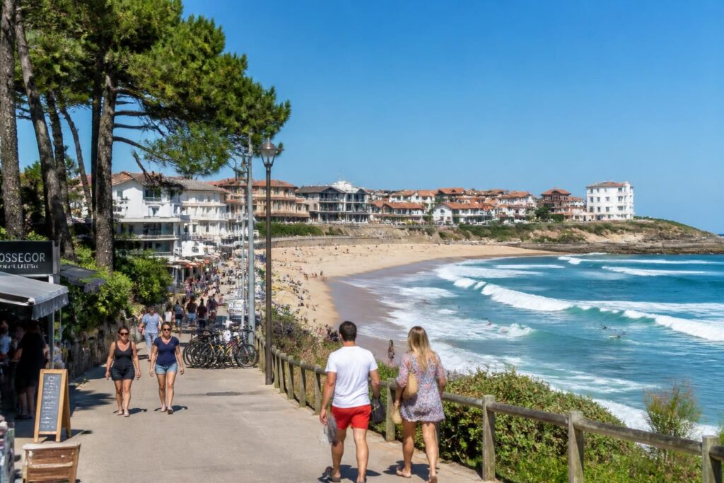 découvrez hossegor, station balnéaire renommée, ses plages de surf, son ambiance conviviale et ses attractions incontournables pour un séjour inoubliable.
